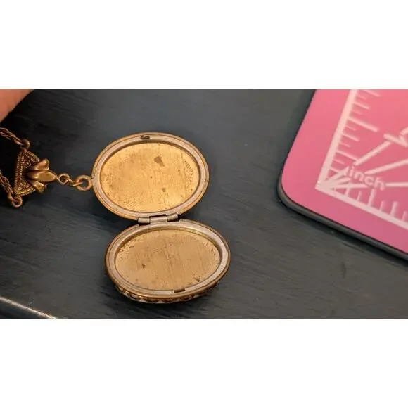 Vintage to Antique Victorian Scene Two Women Ceramic Locket - Picture 8 of 10